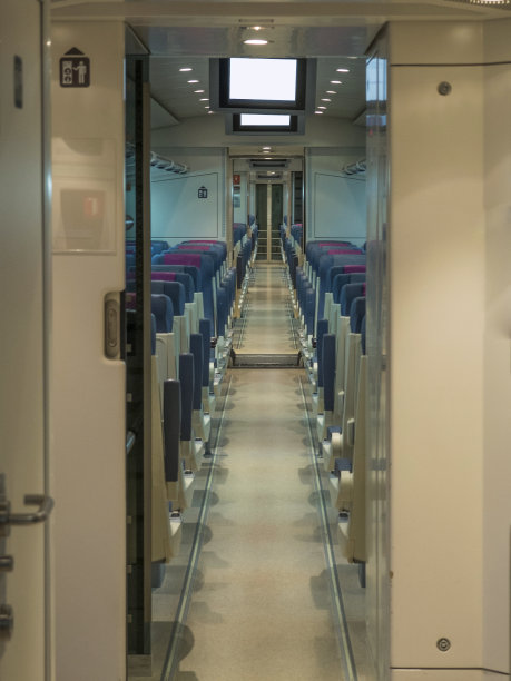 在火车里图片下载