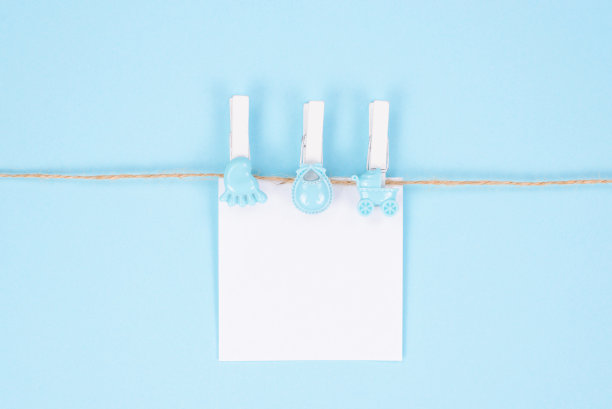 宝宝派对概念的邀请函。上面的高角度查看照片美丽可爱的甜蜜可爱的卡片与地方宝宝的名字文字孤立的白色柔和的颜色背景图片下载