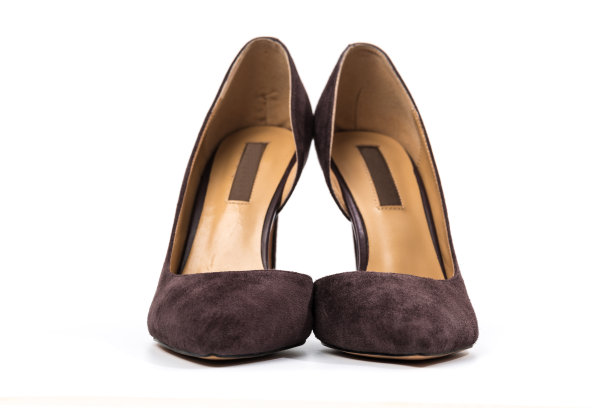 时尚经典的绒面革妇女的皮鞋与中等高跟鞋在一个孤立的白色背景。图片下载