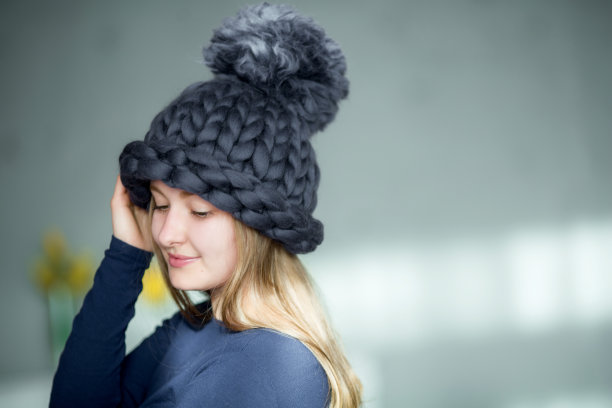 时装模特穿着天然编织的稠密粘稠的东西，由天然羊毛制成图片下载