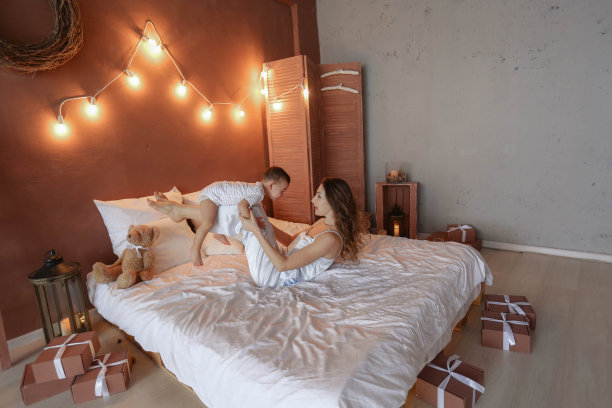 一个两口之家，清晨在卧室的床上玩耍素材图片