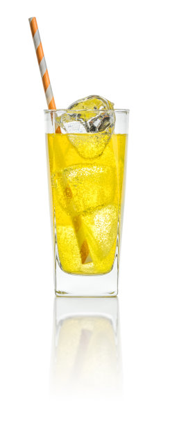 一杯加冰块和吸管的橙汁汽水图片下载