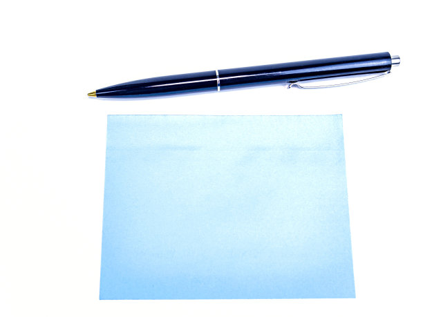 白色背景上的便签和圆珠笔贴纸。图片下载