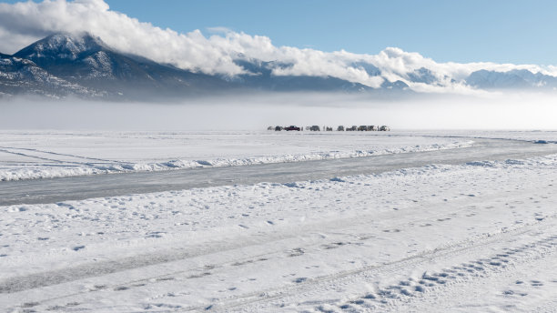 在因弗米尔的温德米尔湖上滑冰图片下载