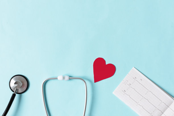 医生的带有红心的听诊器。医疗保健医疗的概念。图片下载
