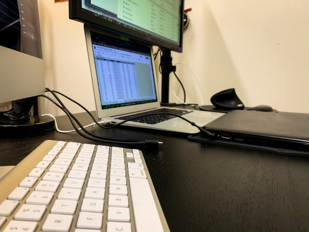 桌子上充电站图片下载