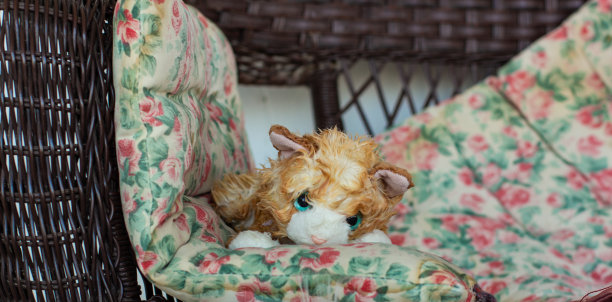 柔软的玩具装饰对象复古潮人风格的枕头在花园里的长凳上图片下载