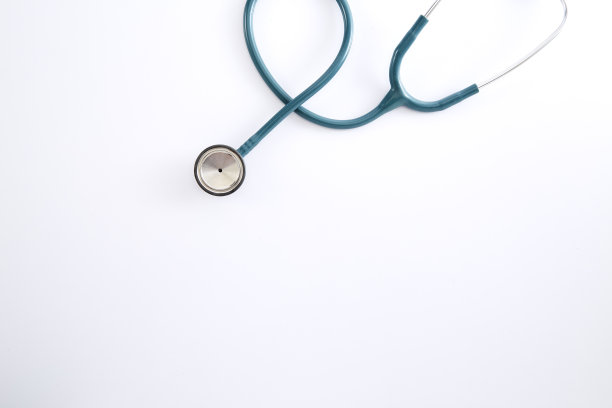 办公桌上的听诊器医生扁平素材，留有文本空间图片下载