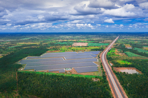 鸟瞰太阳能电池板图片下载