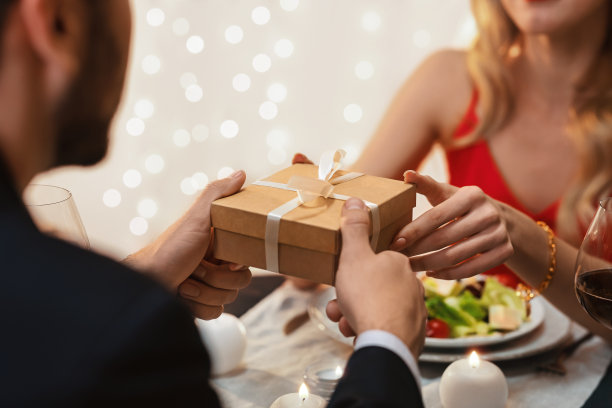 情侣在餐厅互赠礼物庆祝情人节图片下载