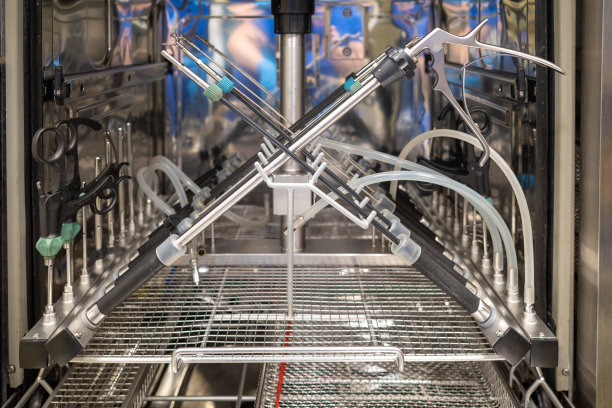 在中央消毒科，内镜手术用的器械放置在内镜器械的洗涤篮中图片下载