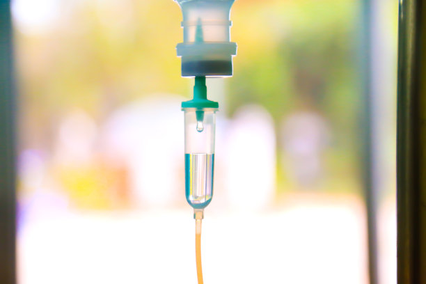 设静脉输液，静脉滴注生理盐水，医院病房点滴，医疗理念，治疗急诊，注射药物输液，护理化疗，理念。蓝光背景，选择性聚焦库存照片图片下载