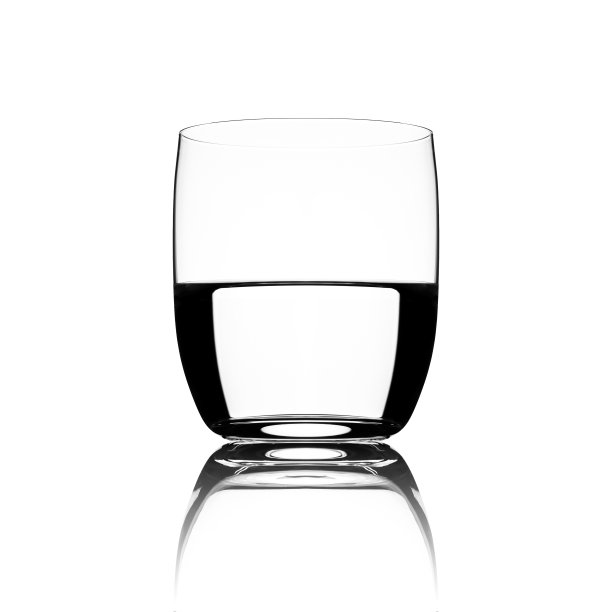 水半满玻璃-孤立在白色背景上图片下载