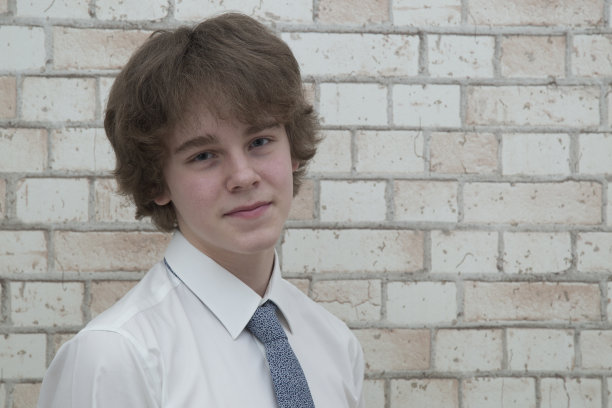 一个学生的肖像。一个美丽的少年，一个男孩的肖像。图片下载