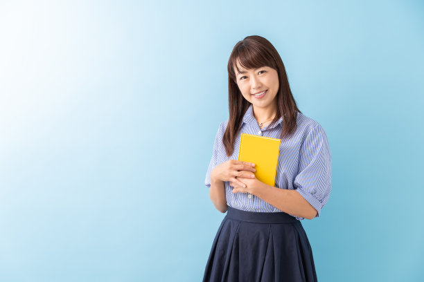 看书的女人图片下载