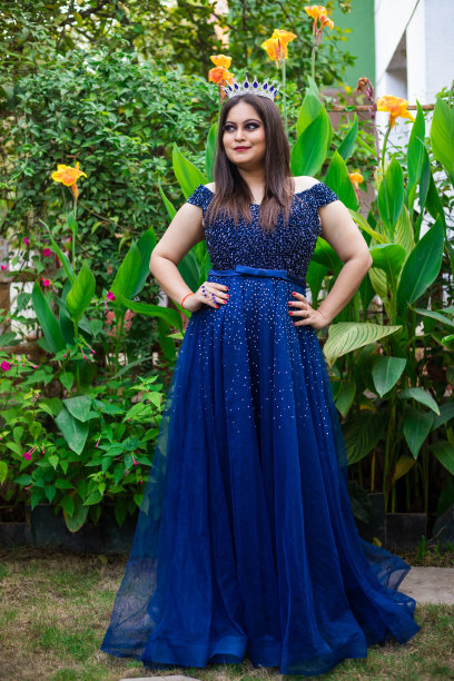 优雅的印度女模特的肖像穿着蓝色长袍图片下载