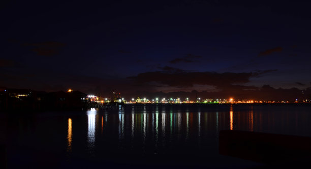 清晨，海港集装箱货运景象全景图片下载