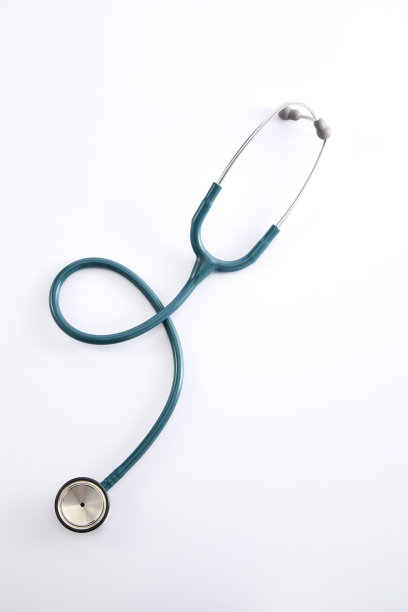 办公桌上的听诊器医生扁平素材，留有文本空间图片下载