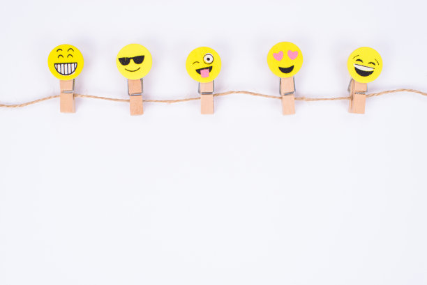 上面的高角度近距离观看照片的五个好高兴的笑脸挂在串孤立的白色墙壁上图片下载