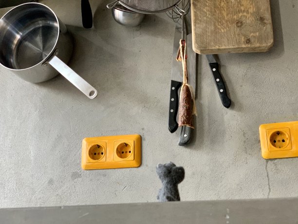 就在桌子上咖啡的正上方图片下载