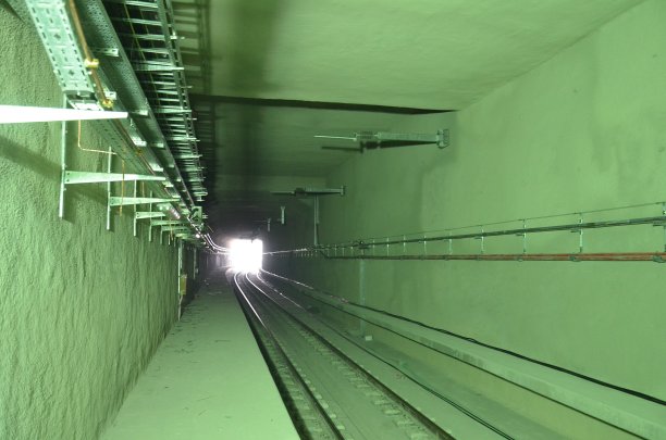 隧道尽头的光图片下载