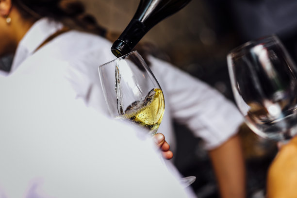 男人在倒红酒或白葡萄酒图片下载