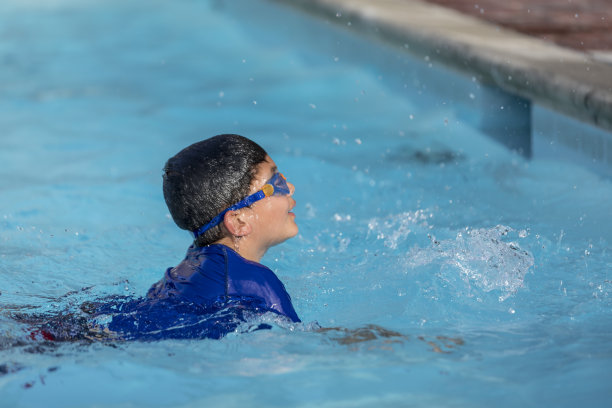 快乐的孩子在游泳池里图片下载