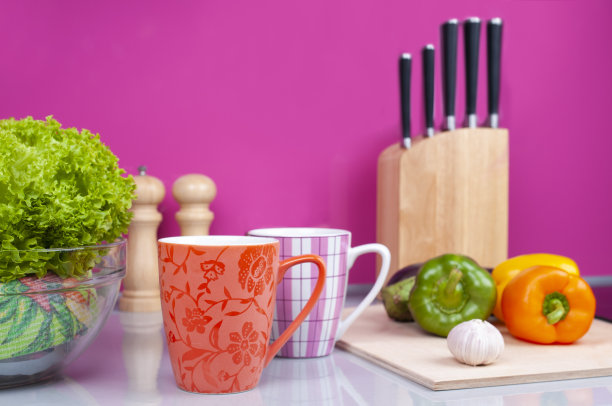 灰色的餐桌上放着两个杯子图片下载