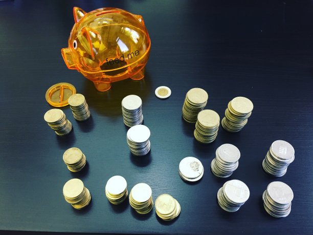 桌上硬币的高角度视图图片下载