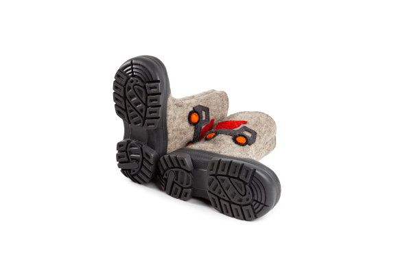 孩子们的冬季毡靴米色，一辆小车孤立在白色背景上图片下载