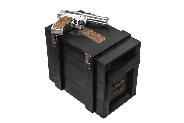 银色信号枪在一个木盒上，白色背景。信号火箭发射器和弹药箱。图片下载