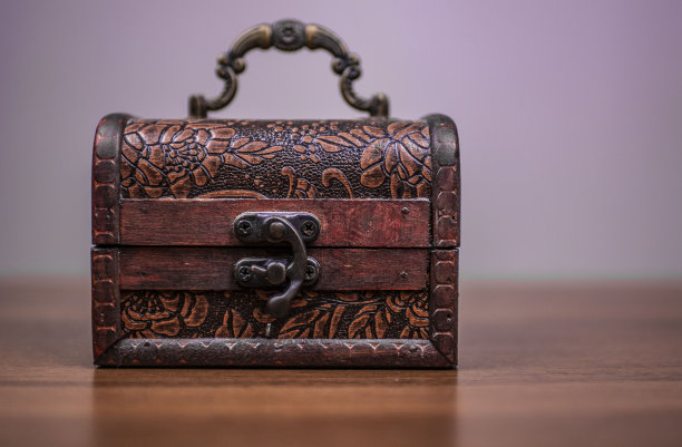 灰色背景上的老式棕色木箱图片下载