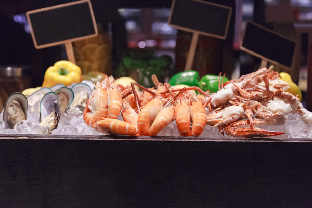 精选精选新鲜清蒸美味海鲜虎虾、青口和冰青蟹。食品餐饮，营养，海洋市场，水产食品和膳食概念图片下载