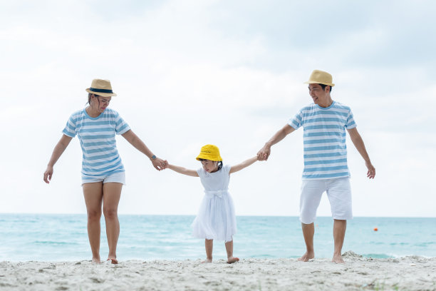 快乐的家庭夏日海滩度假。亚洲年轻人生活方式旅游，享受乐趣和放松的假期。旅游和家庭概念图片下载