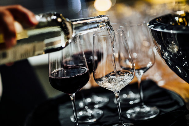 男人在倒红酒或白葡萄酒图片下载