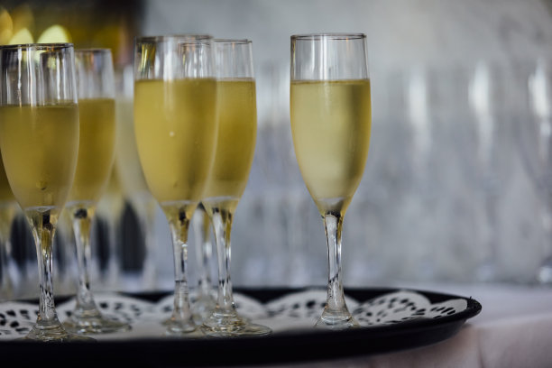 男人在倒红酒或白葡萄酒图片下载