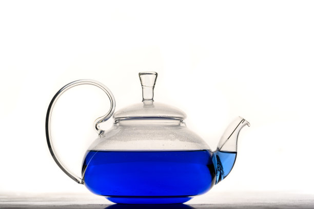 茶壶蝴蝶豌豆花蓝茶。健康的排毒草药饮料在白色的背景。图片下载