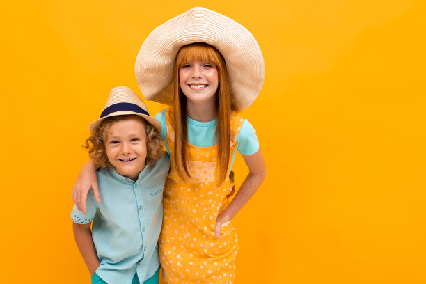 漂亮的红头发女孩和她的小弟弟玩得很开心图片下载