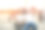 幸福的年轻白种夫妇坐在客厅沙发上自拍，在闲暇时间里男人和女人的浪漫时刻。图片下载