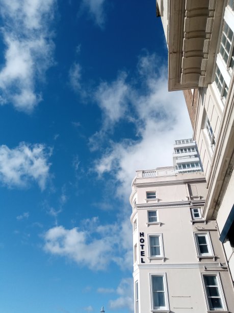 蓝天白云，街道建筑图片下载