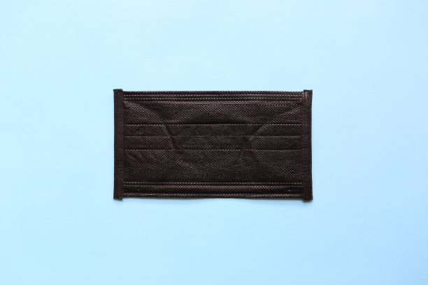 保护雾霾或pm2.5的碳口罩，蓝色背景，健康的理念图片下载