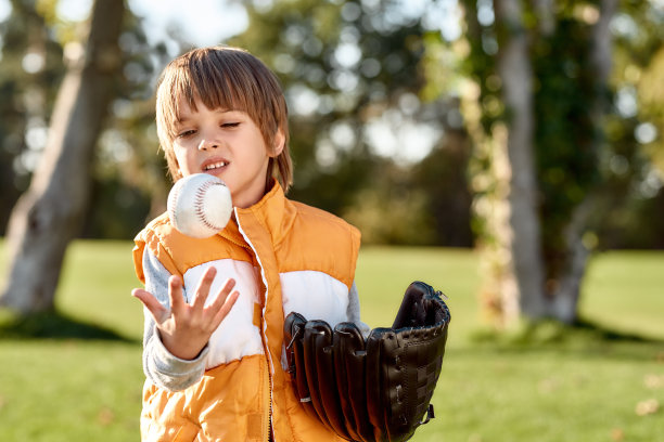 儿童教育。小男孩准备打棒球图片下载