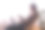 快乐的千禧女孩在笔记本电脑上冲浪，享受咖啡图片下载