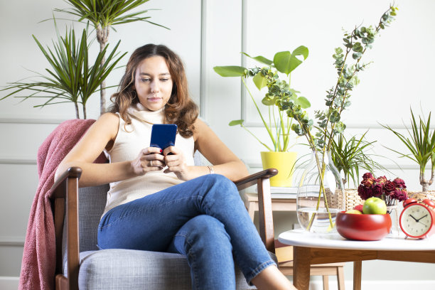 年轻女子在家里使用手机图片下载