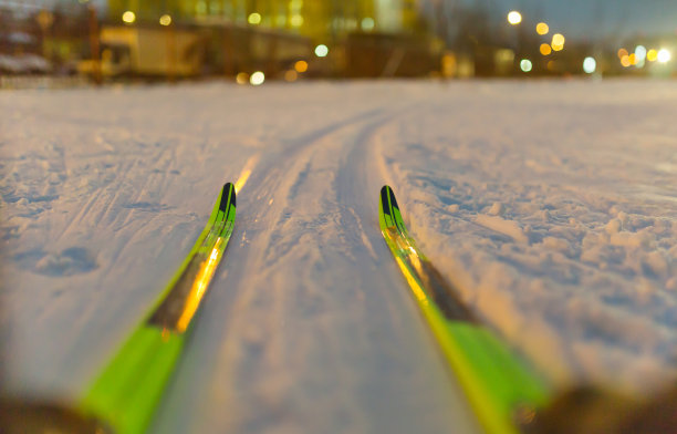 燃烧的灯光背景上的滑雪板的照片图片下载