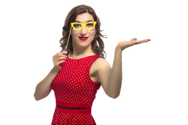 青年生活方式理念：微笑的白人女性戴着彩色纸质艺术眼镜，在纯白色背景前举手图片下载