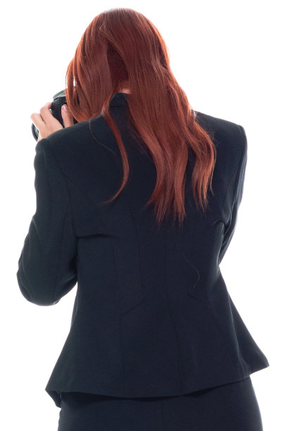 白人年轻女性摄影师站着穿着商务服装和拿着相机图片下载