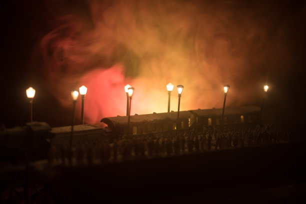 在雾蒙蒙的背景下，一群人站在一列老式火车前的剪影。有选择性的重点。创意艺术品装饰与玩具火车图片下载