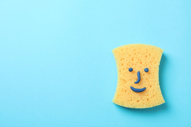 海绵与笑脸在蓝色背景，俯视图图片下载