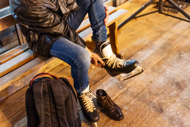 男人正在穿他的冰鞋。爱好、运动、假期、冬季活动。有选择性的重点。特写镜头图片下载